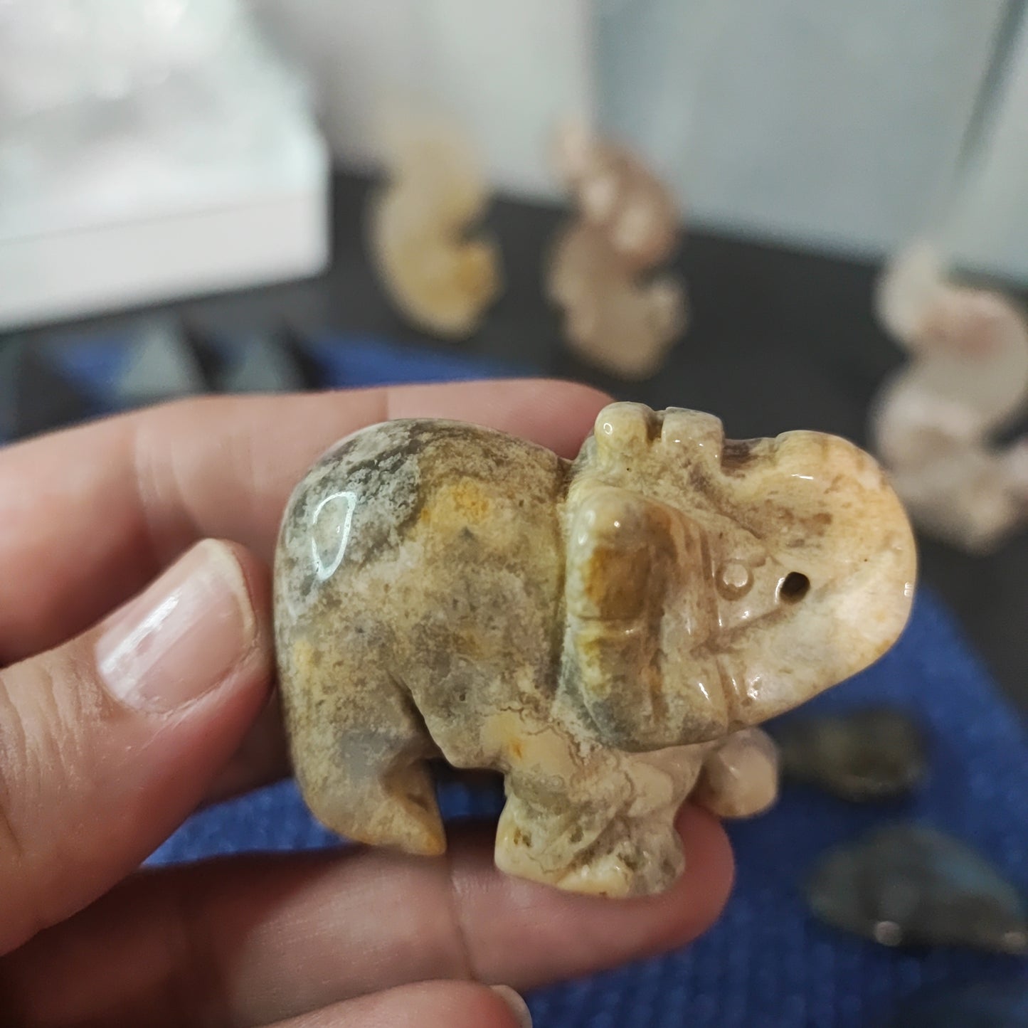 Elefantes de diferentes minerales