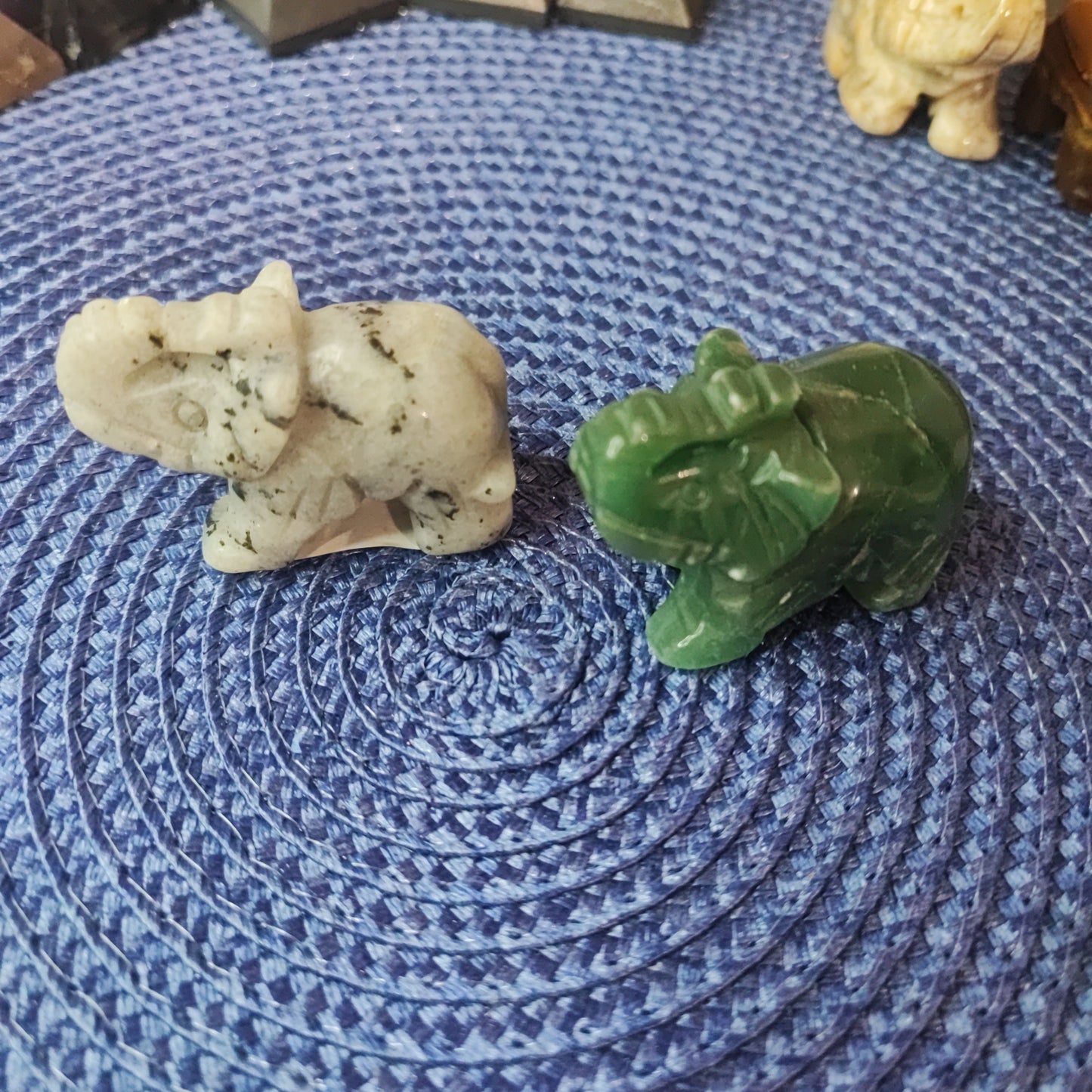 Elefantes de diferentes minerales