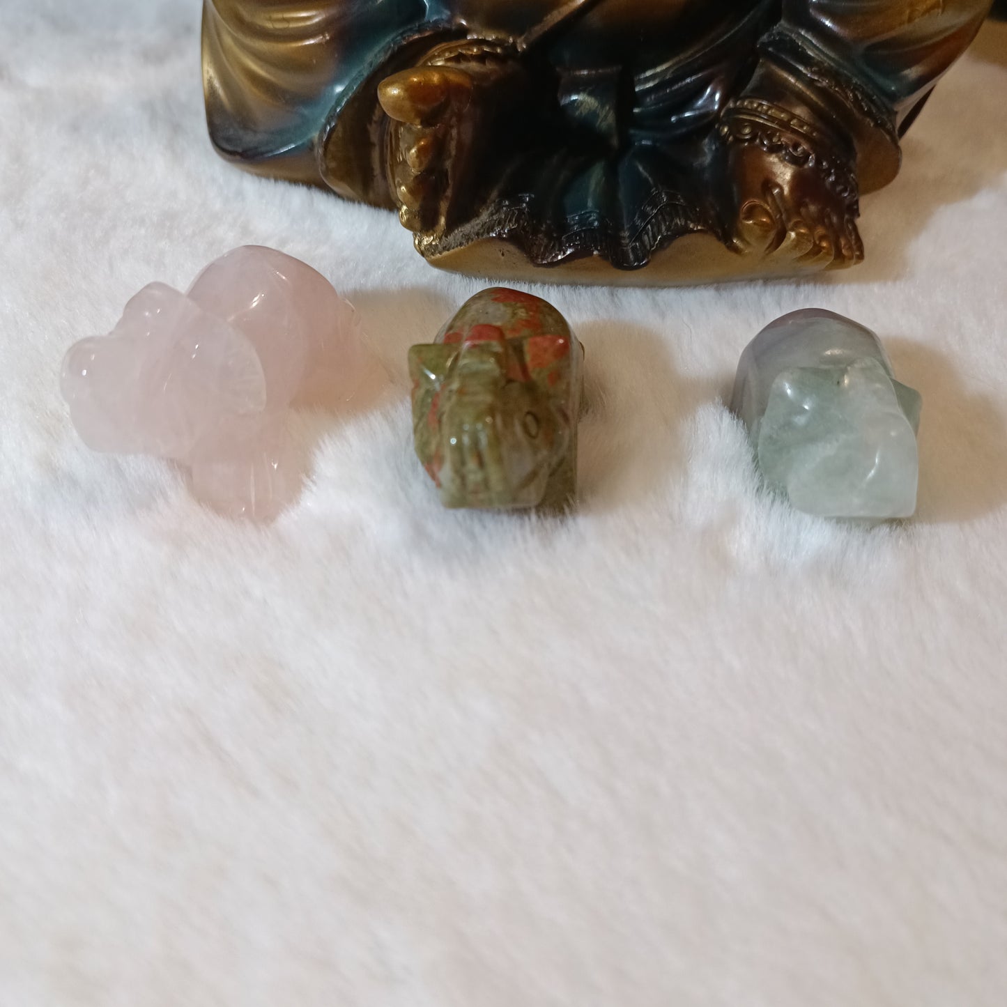 Elefantes de diferentes minerales