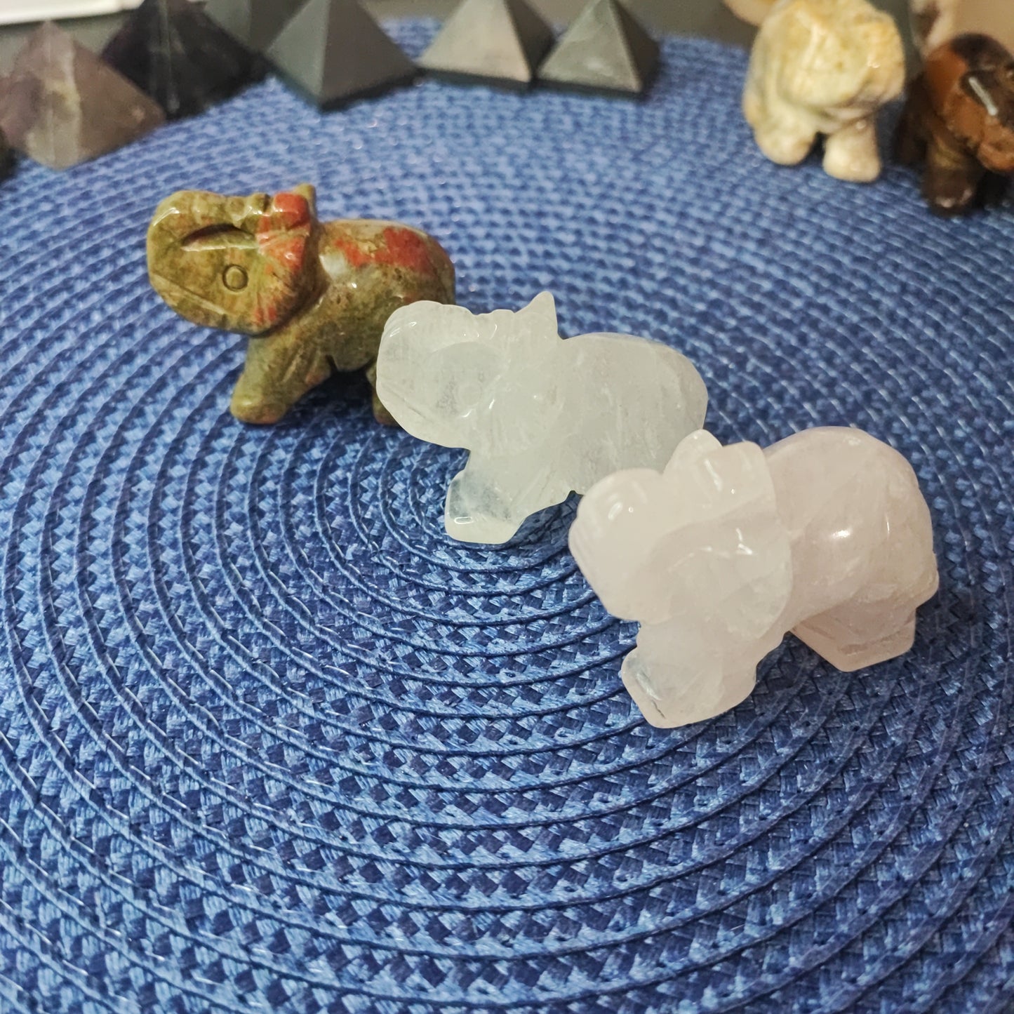 Elefantes de diferentes minerales