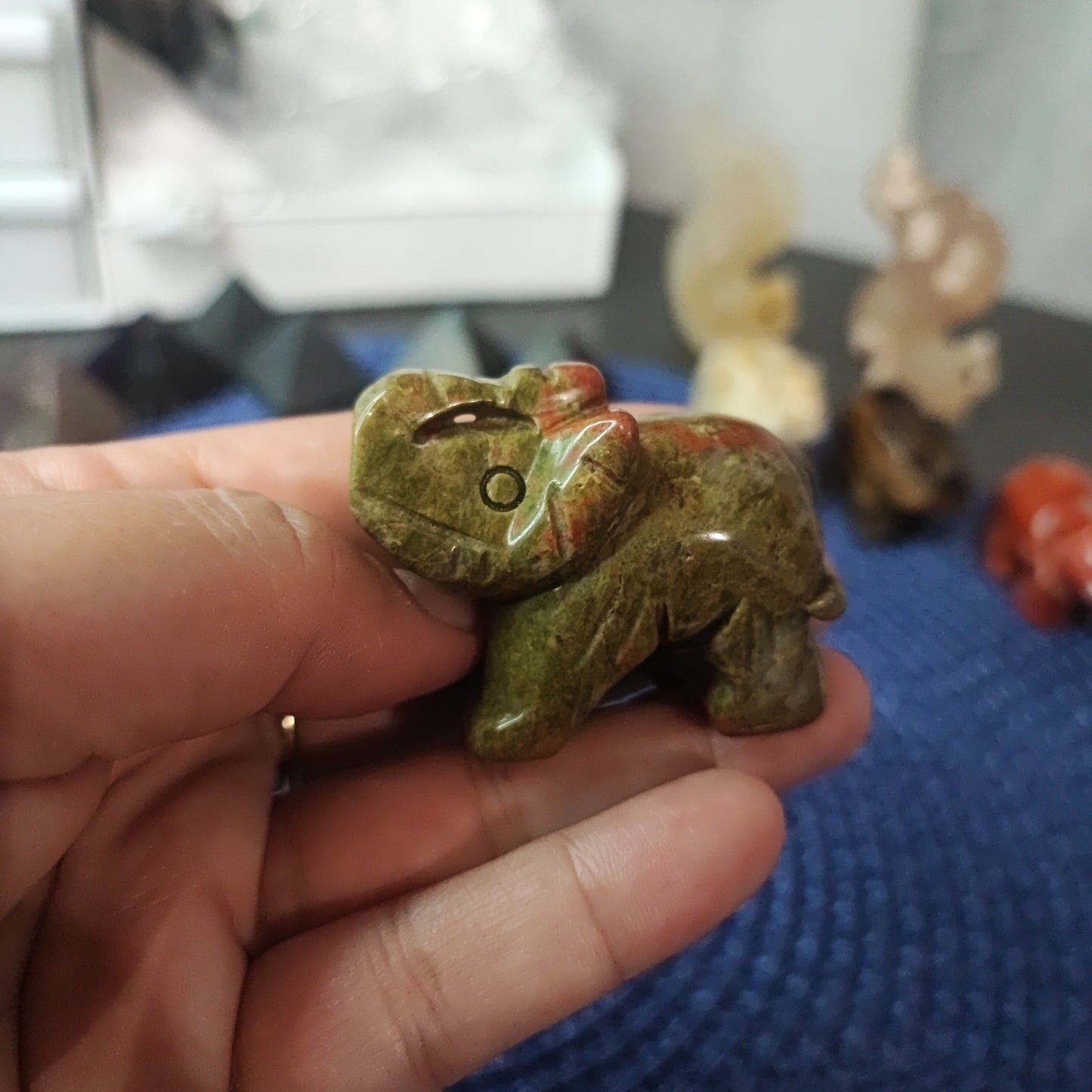 Elefantes de diferentes minerales