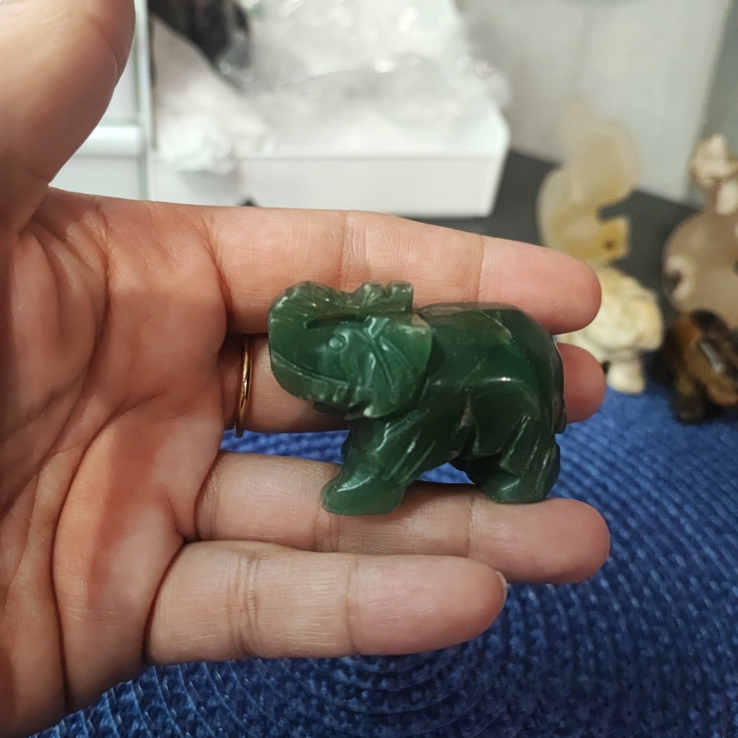 Elefantes de diferentes minerales