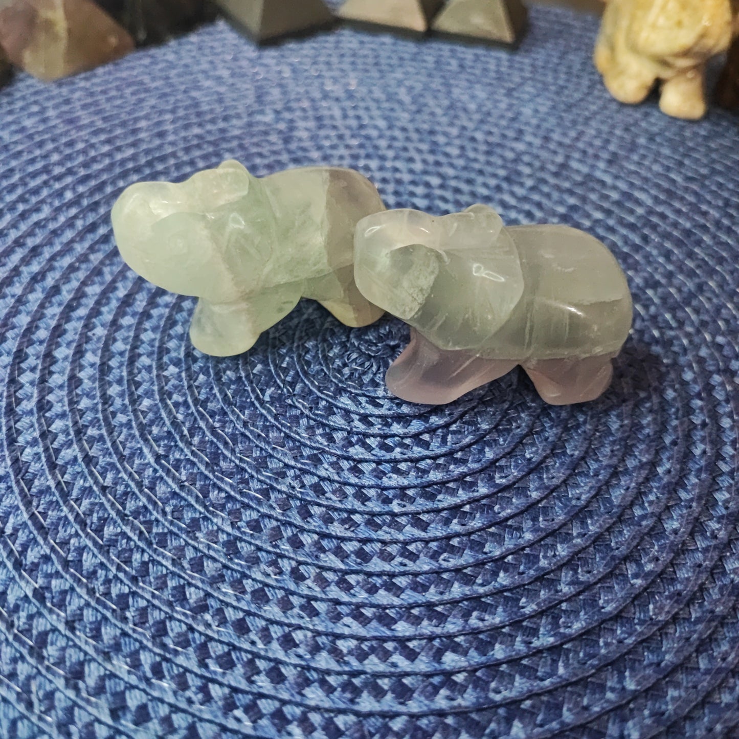 Elefantes de diferentes minerales