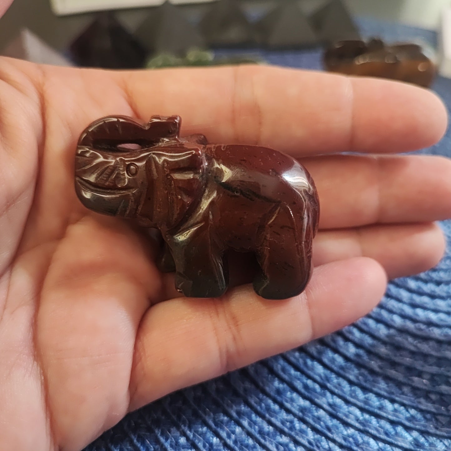 Elefantes de diferentes minerales