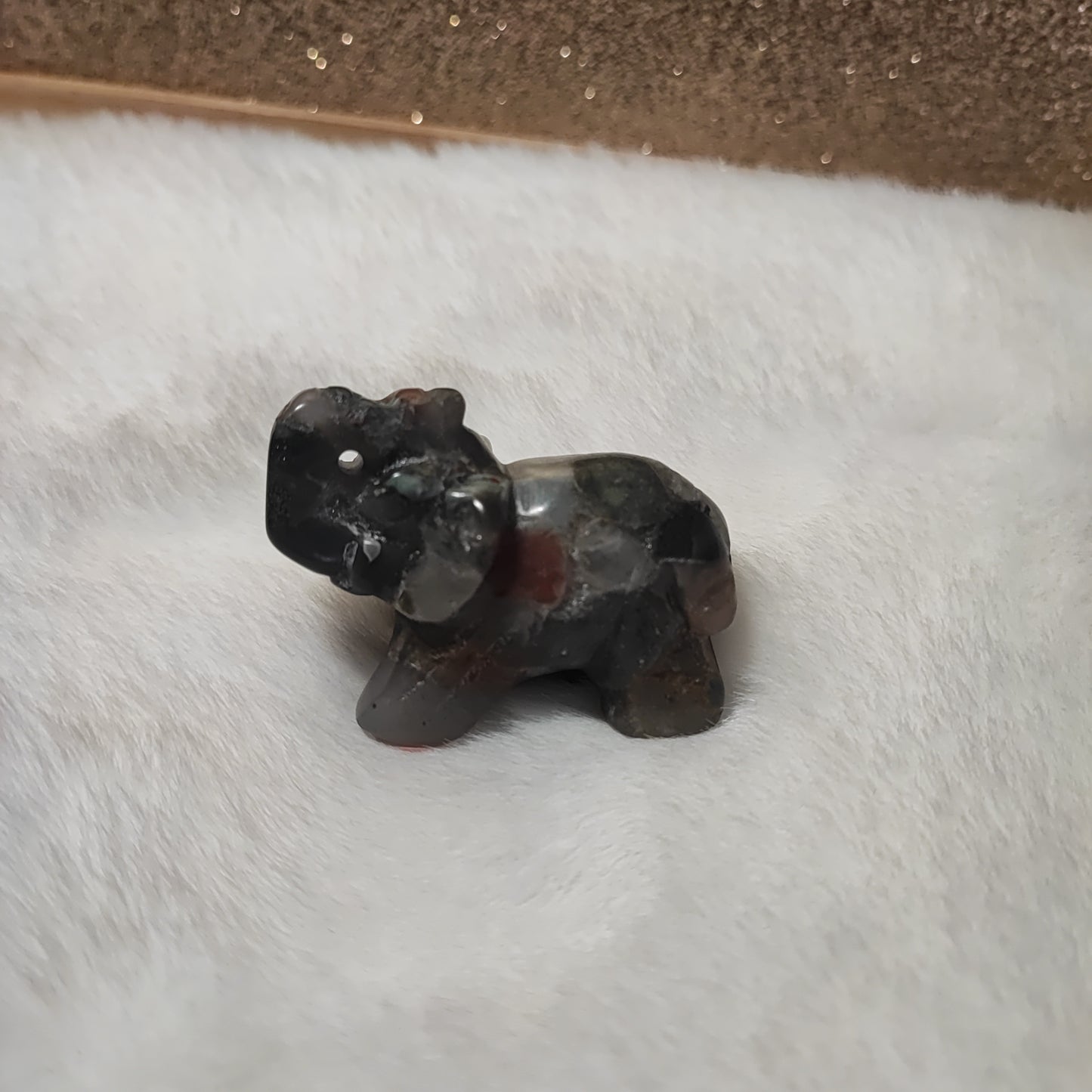 Elefantes de diferentes minerales